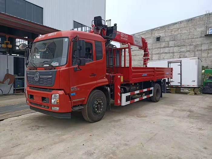 東風(fēng)天錦國(guó)六單橋隨車吊，上裝8噸各類吊機(jī)