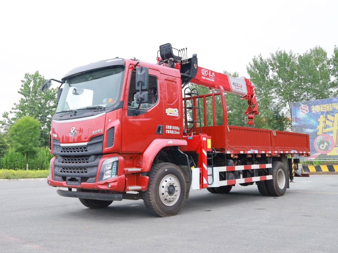 柳汽乘龍M3單橋，上裝長(zhǎng)興8噸直臂吊機(jī)